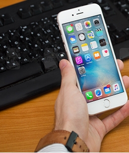 苹果手机6s自动关机怎么解决: