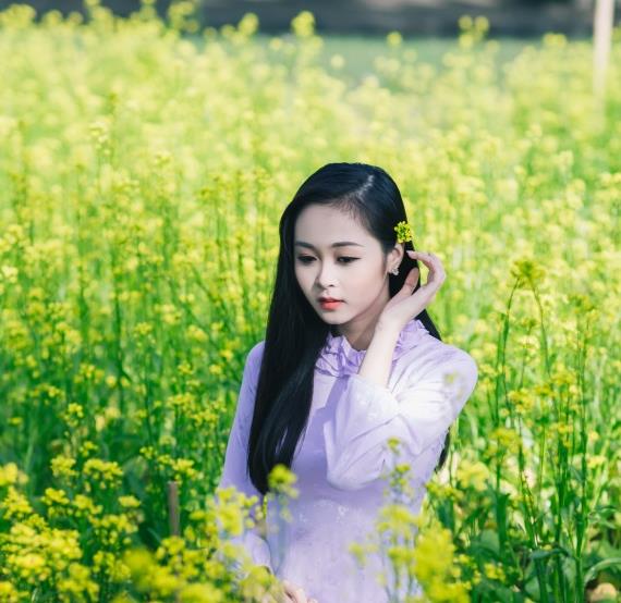 你正在寻找漂亮的美女写真吗?来这里啊,这里可以尽情的提高你的灵感哦!户外油菜花清新美女写真高清图片拥有特别美丽的油菜花田野中站着一位长发飘飘的美女在思考着什么,一身朴素的穿着给人一种特别强的清新感扑鼻而来,不仅完美的展示了春天景色的迷人,还给设计师们宣传春天美景以及美女写真做出了铺垫。