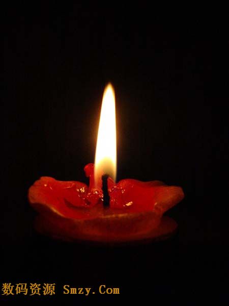 祭奠用品置燃烧的蜡烛高清图片